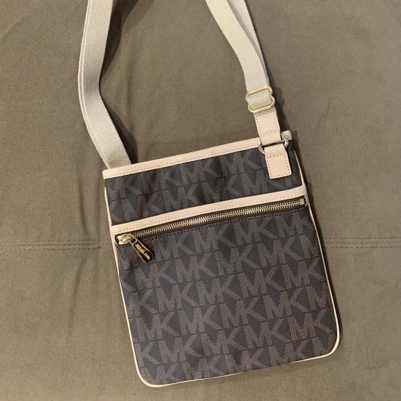 NWOT Brown Leather Michael Kors Signature Logo Crossbody Bag Messenger - Picture 2 of 10